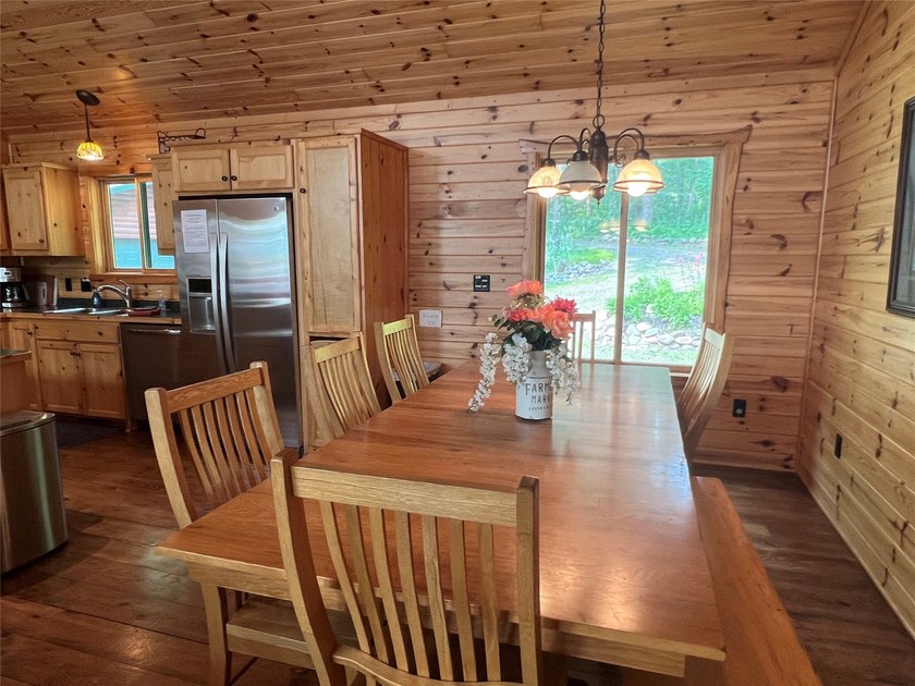 Gorgeous, log-sided property on Slim Lake at the end of a quiet - photo 18