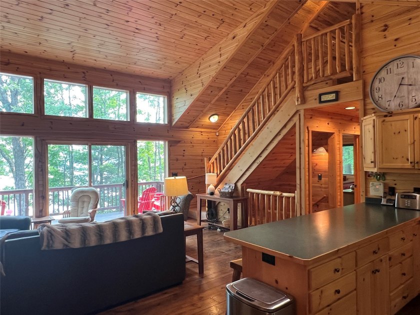 Gorgeous, log-sided property on Slim Lake at the end of a quiet - photo 19