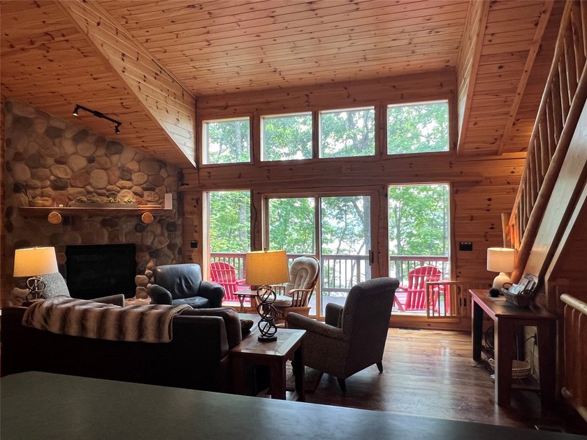 Gorgeous, log-sided property on Slim Lake at the end of a quiet - photo 20