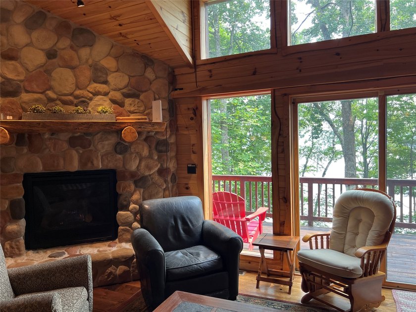 Gorgeous, log-sided property on Slim Lake at the end of a quiet - photo 21
