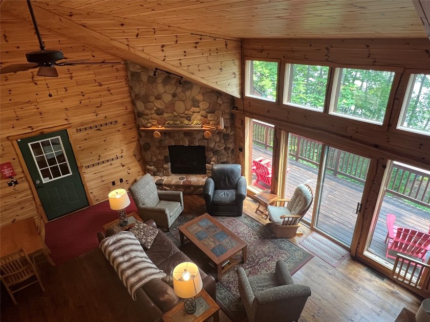 Gorgeous, log-sided property on Slim Lake at the end of a quiet - photo 22