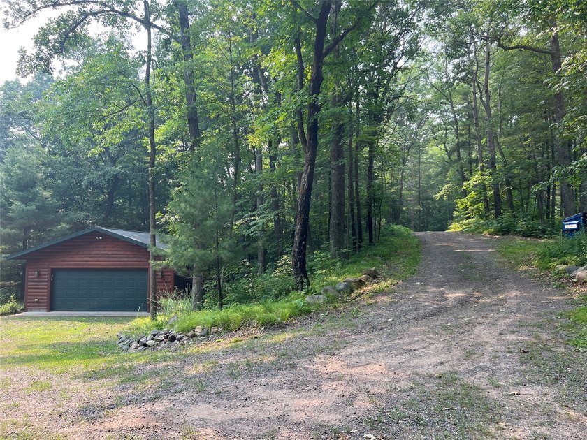 Gorgeous, log-sided property on Slim Lake at the end of a quiet - photo 23