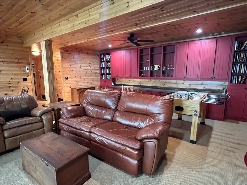 Gorgeous, log-sided property on Slim Lake at the end of a quiet - photo 24