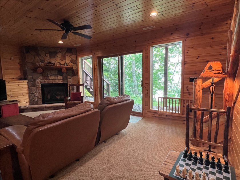 Gorgeous, log-sided property on Slim Lake at the end of a quiet - photo 25