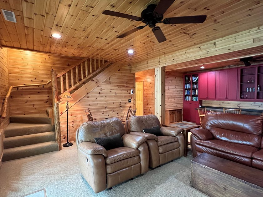 Gorgeous, log-sided property on Slim Lake at the end of a quiet - photo 26