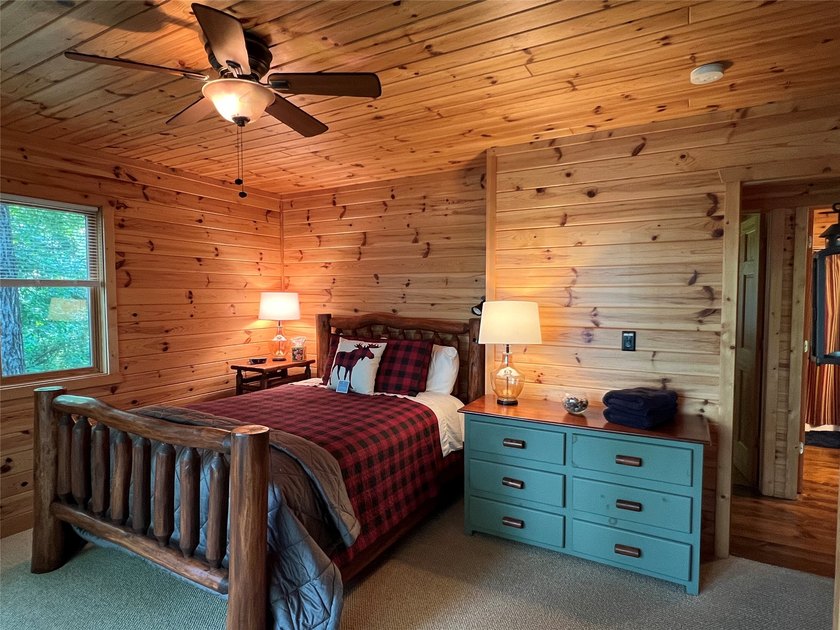Gorgeous, log-sided property on Slim Lake at the end of a quiet - photo 28