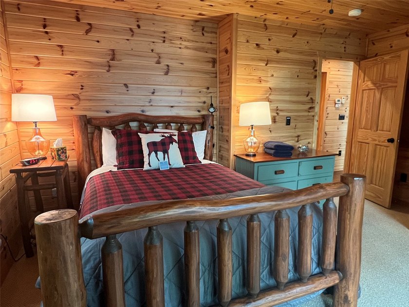 Gorgeous, log-sided property on Slim Lake at the end of a quiet - photo 29