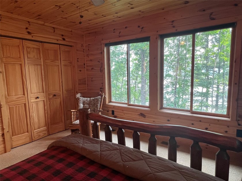 Gorgeous, log-sided property on Slim Lake at the end of a quiet - photo 30