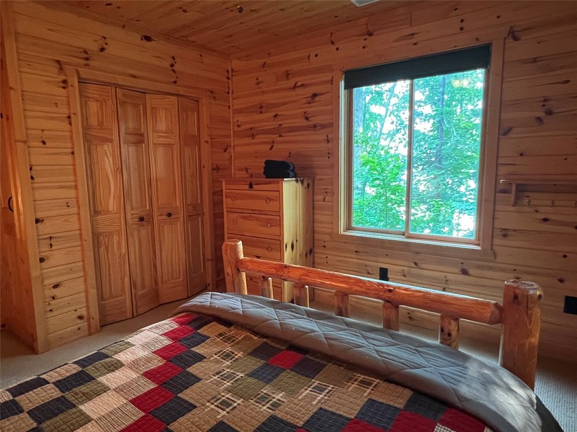 Gorgeous, log-sided property on Slim Lake at the end of a quiet - photo 32