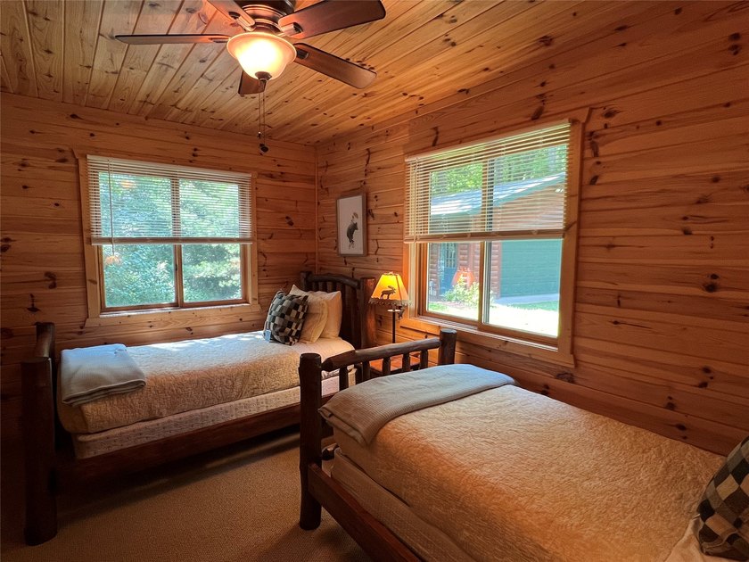 Gorgeous, log-sided property on Slim Lake at the end of a quiet - photo 33
