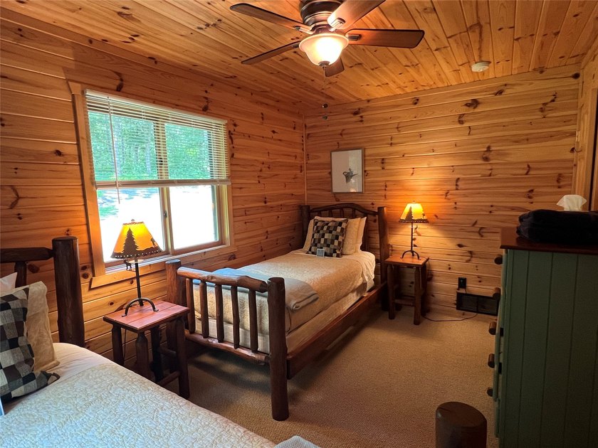 Gorgeous, log-sided property on Slim Lake at the end of a quiet - photo 34