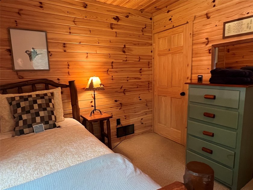 Gorgeous, log-sided property on Slim Lake at the end of a quiet - photo 35