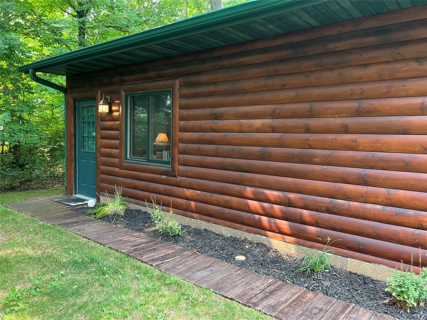 Gorgeous, log-sided property on Slim Lake at the end of a quiet - photo 36