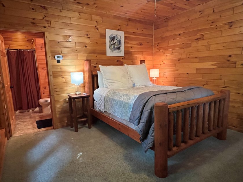 Gorgeous, log-sided property on Slim Lake at the end of a quiet - photo 37