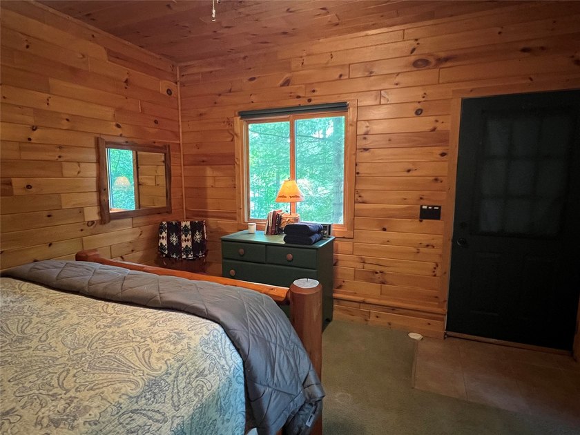 Gorgeous, log-sided property on Slim Lake at the end of a quiet - photo 38