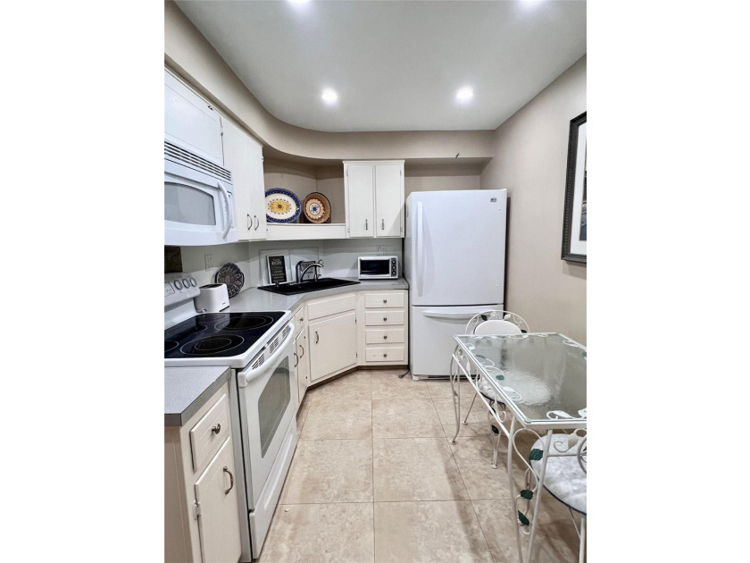 SUNNY &amp; SPACIOUS 1BD/1BA TURNKEY UNIT ACROSS FROM THE SANDY - photo 8