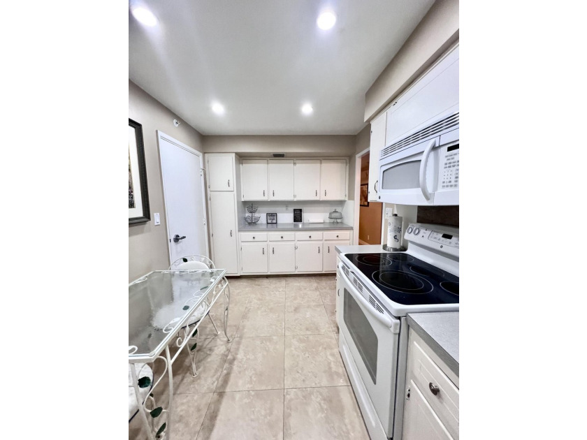 SUNNY &amp; SPACIOUS 1BD/1BA TURNKEY UNIT ACROSS FROM THE SANDY - photo 9