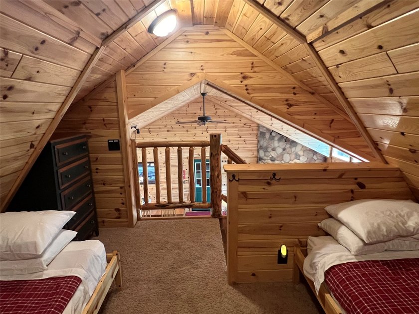 Gorgeous, log-sided property on Slim Lake at the end of a quiet - photo 40