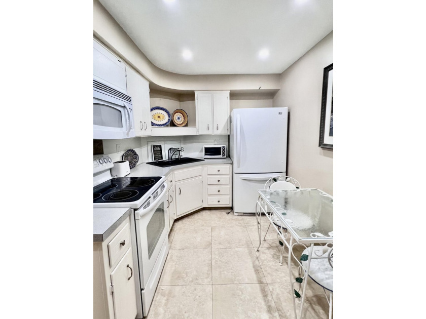 SUNNY &amp; SPACIOUS 1BD/1BA TURNKEY UNIT ACROSS FROM THE SANDY - photo 10