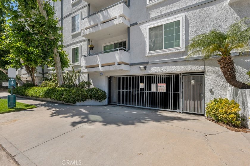 Welcome to this beautifully maintained first-floor condominium - photo 43