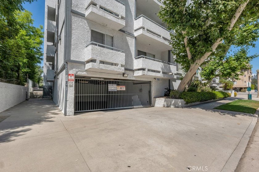 Welcome to this beautifully maintained first-floor condominium - photo 44