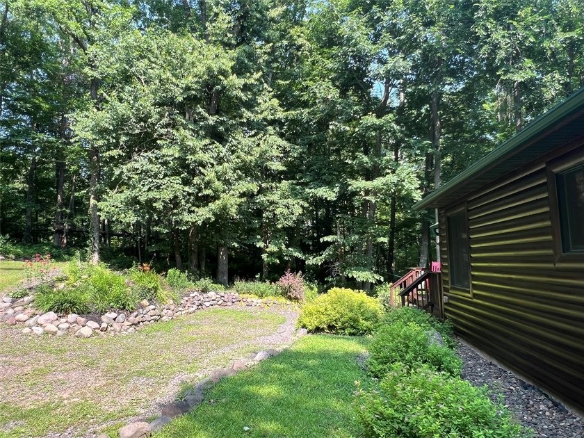 Gorgeous, log-sided property on Slim Lake at the end of a quiet - photo 45