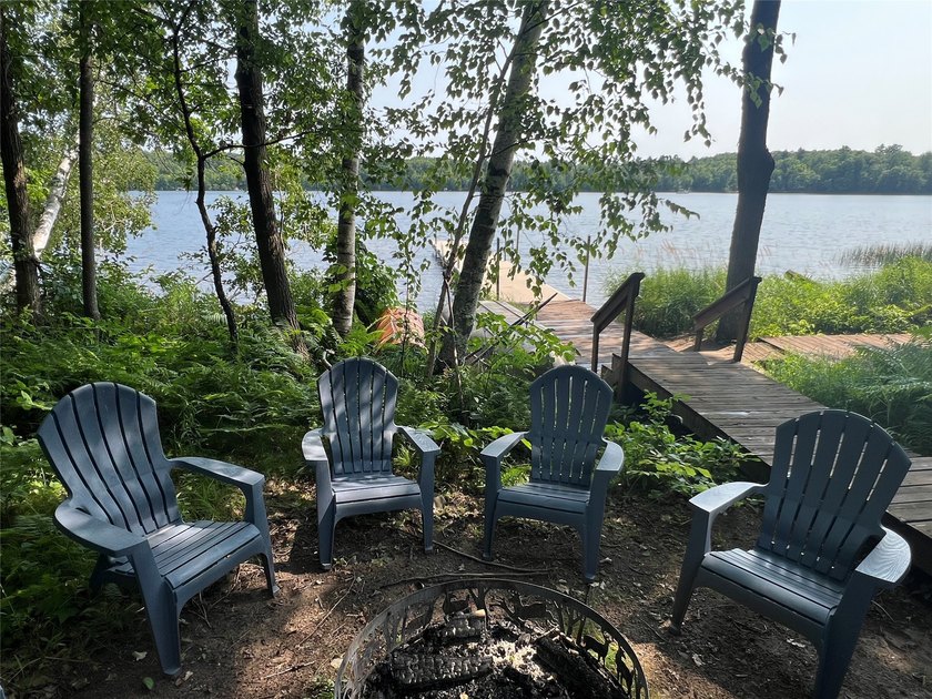 Gorgeous, log-sided property on Slim Lake at the end of a quiet - photo 46