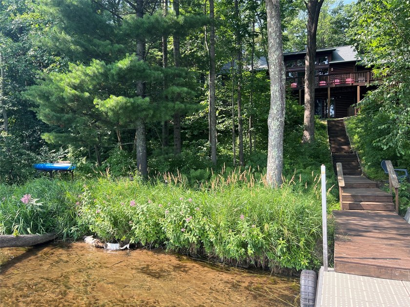 Gorgeous, log-sided property on Slim Lake at the end of a quiet - photo 47