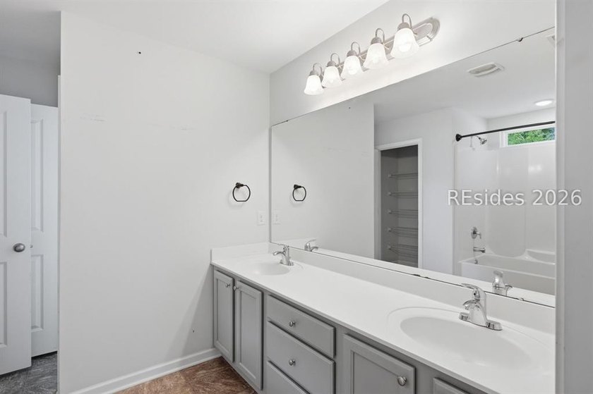 Beautifully maintained home with 3BR 2.5 BA with a great - photo 21
