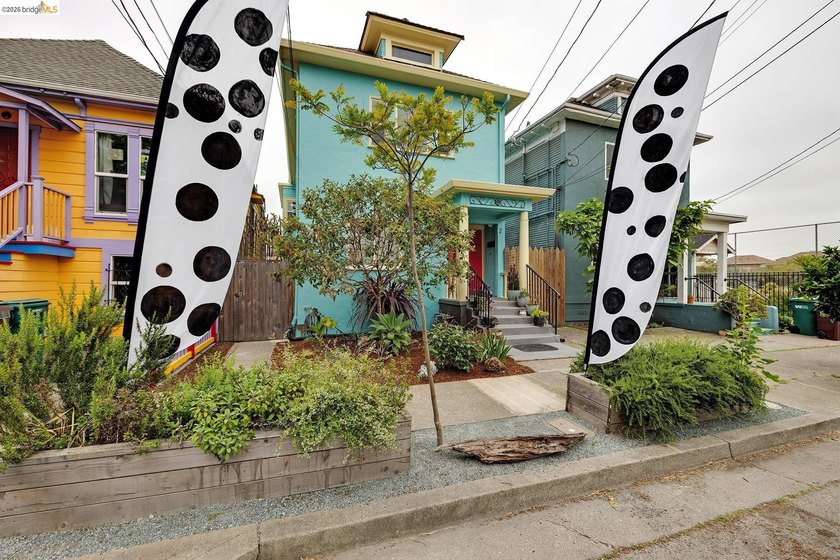 Set in a dynamic, authentically urban pocket, the neighborhood - photo 3