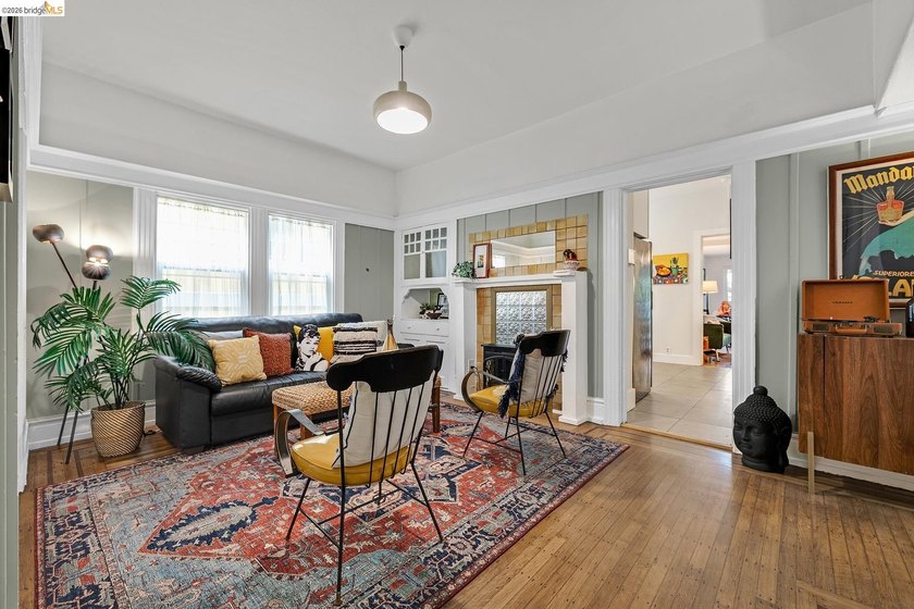 Set in a dynamic, authentically urban pocket, the neighborhood - photo 6