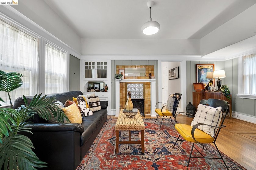 Set in a dynamic, authentically urban pocket, the neighborhood - photo 7