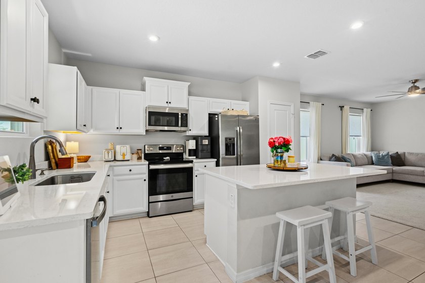 Welcome to this beautifully maintained 2021-built home offering - photo 11