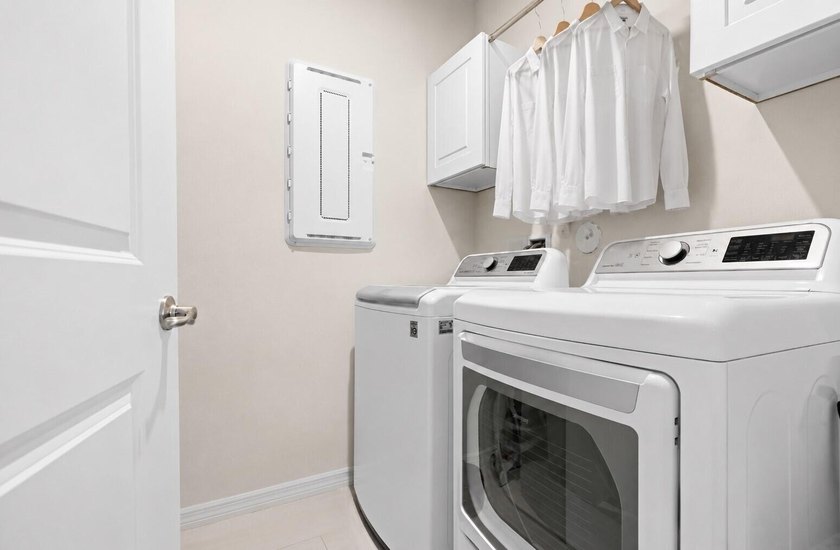 Welcome to this beautifully maintained 2021-built home offering - photo 18