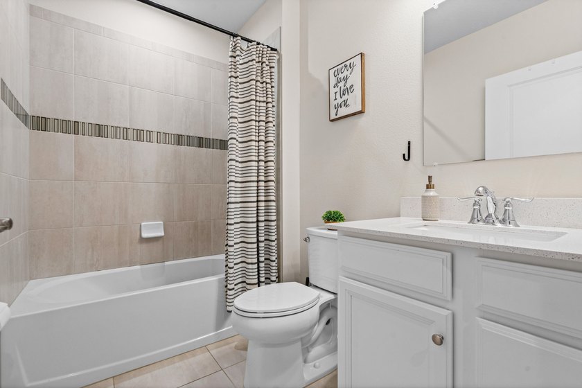 Welcome to this beautifully maintained 2021-built home offering - photo 20