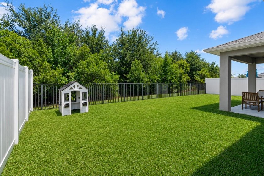 Welcome to this beautifully maintained 2021-built home offering - photo 25