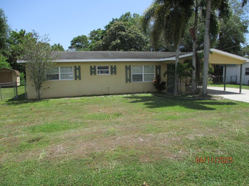 ~ LAKE OKEECHOBEE ACCESS- CHARMING 4 bedroom 2 bathroom CBS home - photo 2