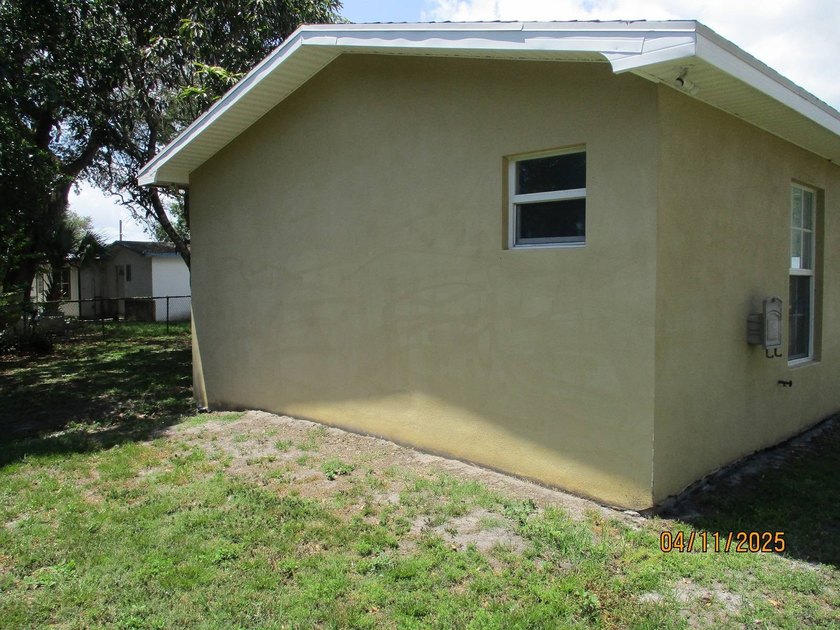 ~ LAKE OKEECHOBEE ACCESS- CHARMING 4 bedroom 2 bathroom CBS home - photo 7
