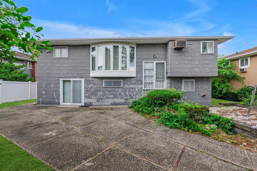 Great Opportunity to Own a Spacious 6 Bedroom, 3 Bath Hi Ranch - photo 16
