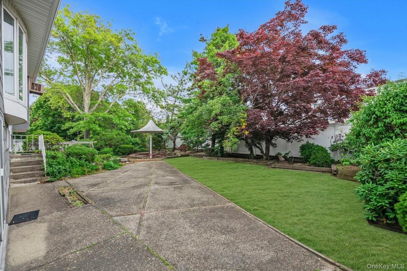 Great Opportunity to Own a Spacious 6 Bedroom, 3 Bath Hi Ranch - photo 18
