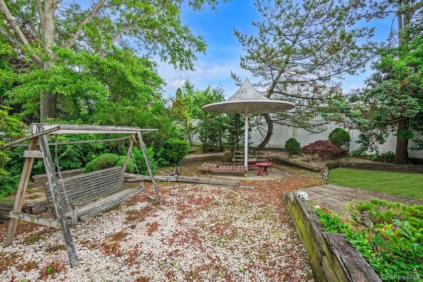 Great Opportunity to Own a Spacious 6 Bedroom, 3 Bath Hi Ranch - photo 19