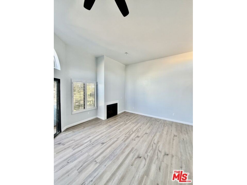 Fully remodeled 1 bed, 1 bath condo. Upgraded from head to toe a - photo 4