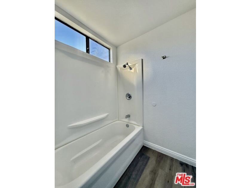 Fully remodeled 1 bed, 1 bath condo. Upgraded from head to toe a - photo 10
