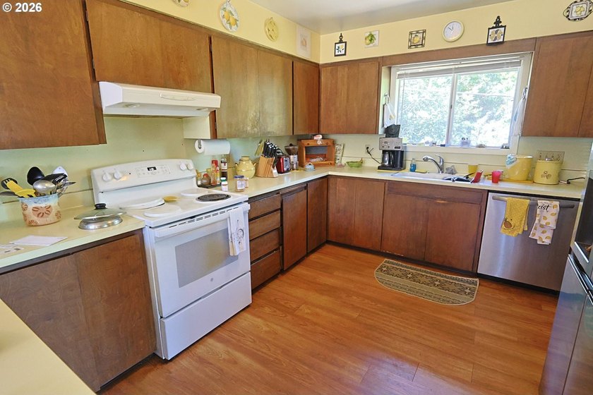 BAY VIEW - 3904 Sq Ft home on a 100 X 112 lot with a circular - photo 11