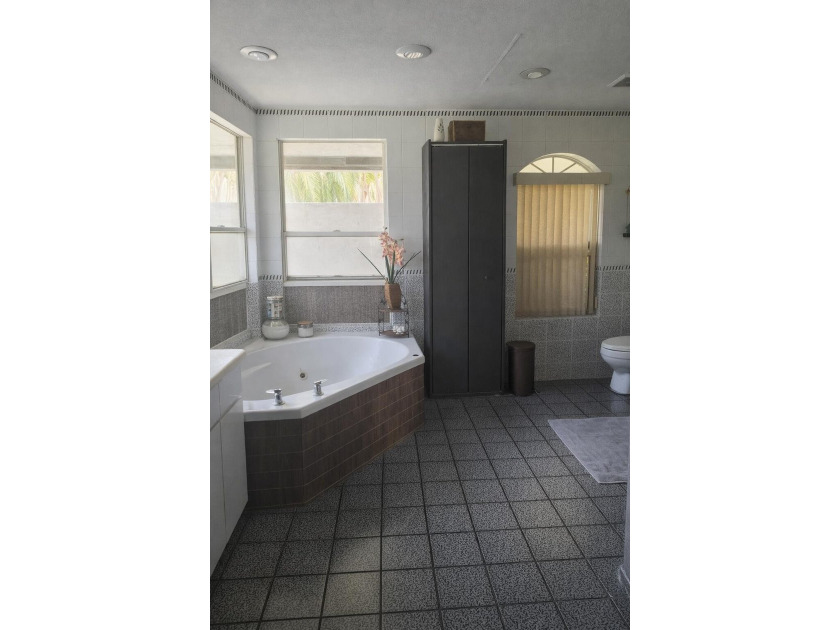Open-Concept Pool Home with private 4th Bedroom suite No HOA! - photo 16