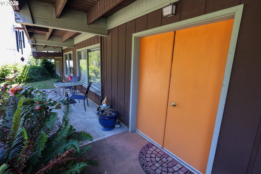BAY VIEW - 3904 Sq Ft home on a 100 X 112 lot with a circular - photo 25