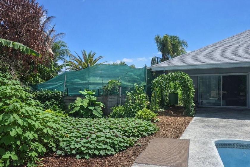 Open-Concept Pool Home with private 4th Bedroom suite No HOA! - photo 29