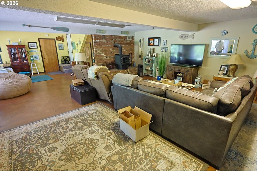 BAY VIEW - 3904 Sq Ft home on a 100 X 112 lot with a circular - photo 33