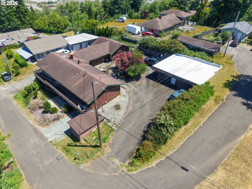 BAY VIEW - 3904 Sq Ft home on a 100 X 112 lot with a circular - photo 38