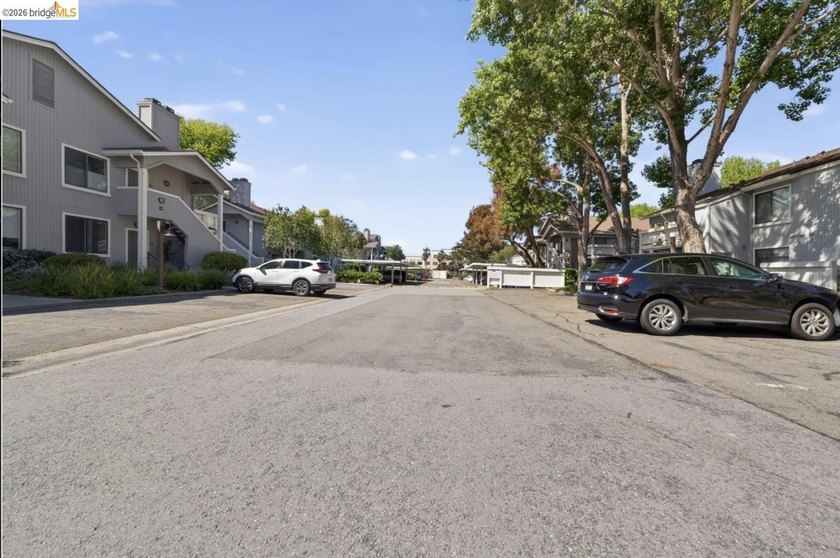 What an opportunity!! Come and see this one bedroom condo in - photo 3